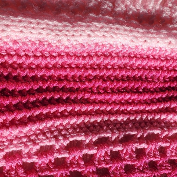 Pink hand knitted and crochet blanket - Picture 5 of 6